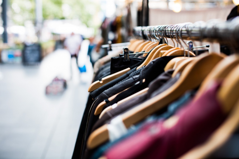 magasin-AMIRAT-min_blur_close_up_focus_hanger_jacket_market_people_rack-1176303