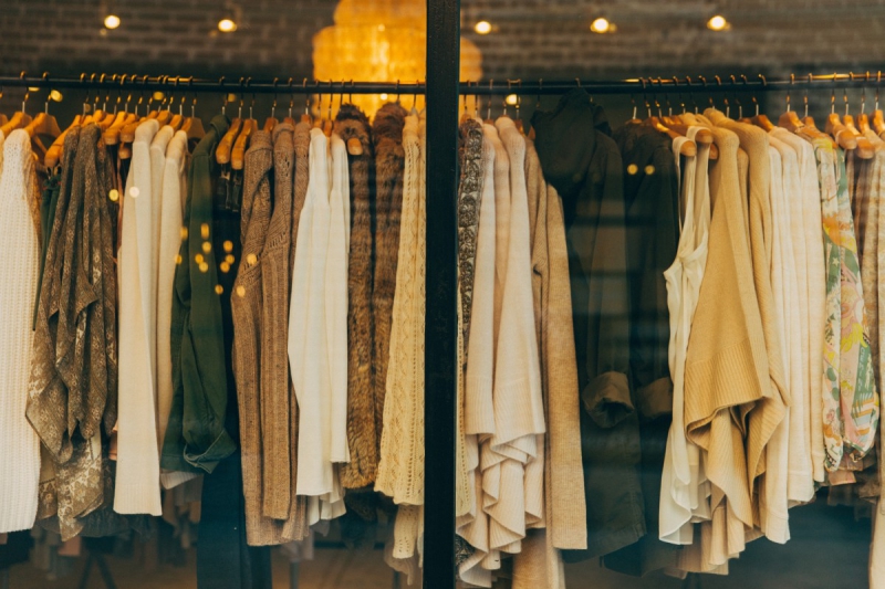 magasin-AMIRAT-min_clothe_fashion_store_shop_window_store_front-21277
